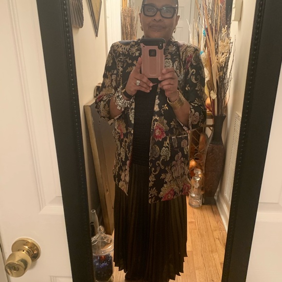 NWT..Silk Like Tapestry Blazer - Picture 7 of 8